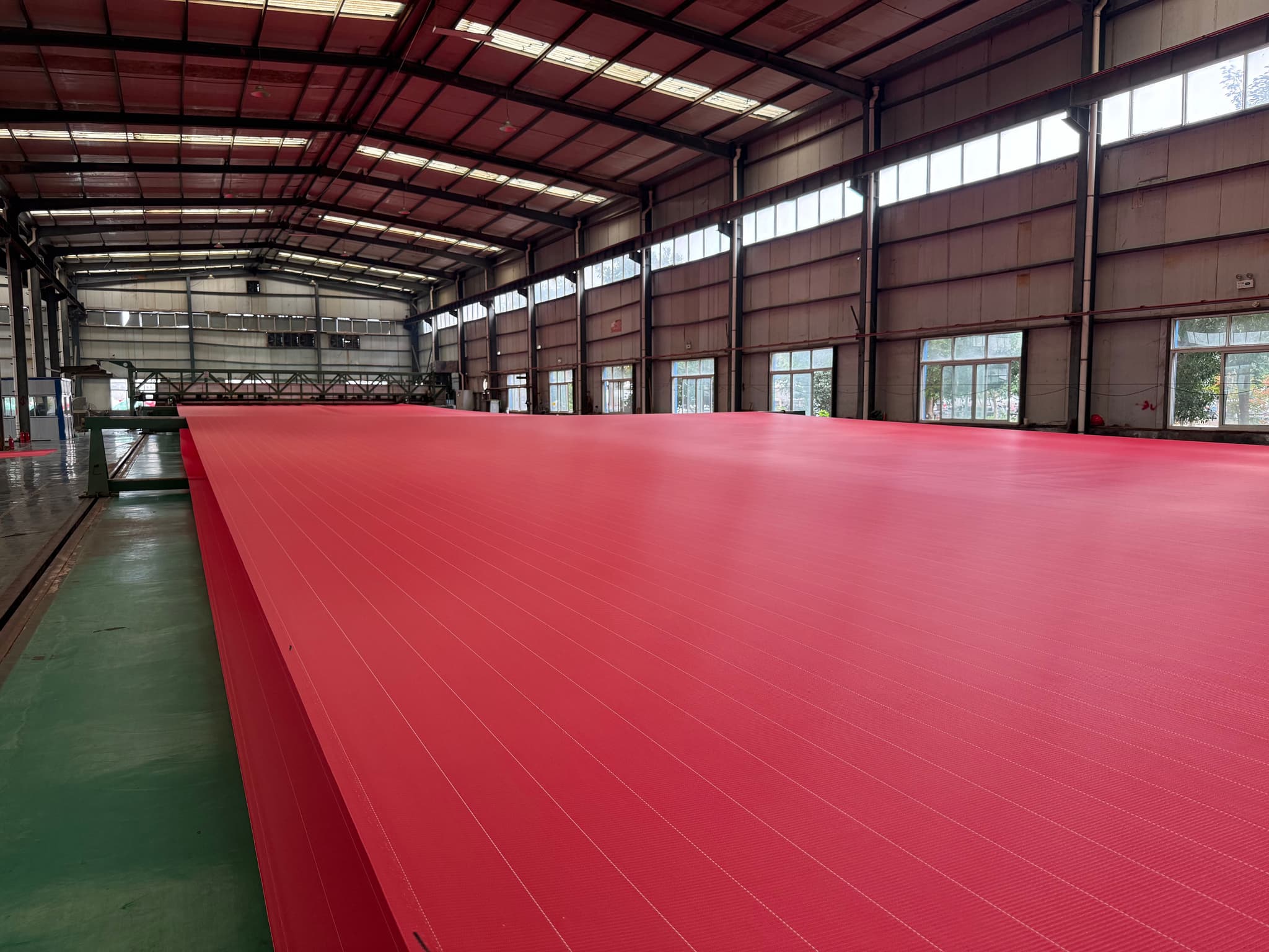 Paper-machine-clothing fabric in the PAPTEX workshop / PAPTEX 车间中的造纸网毯面料实拍